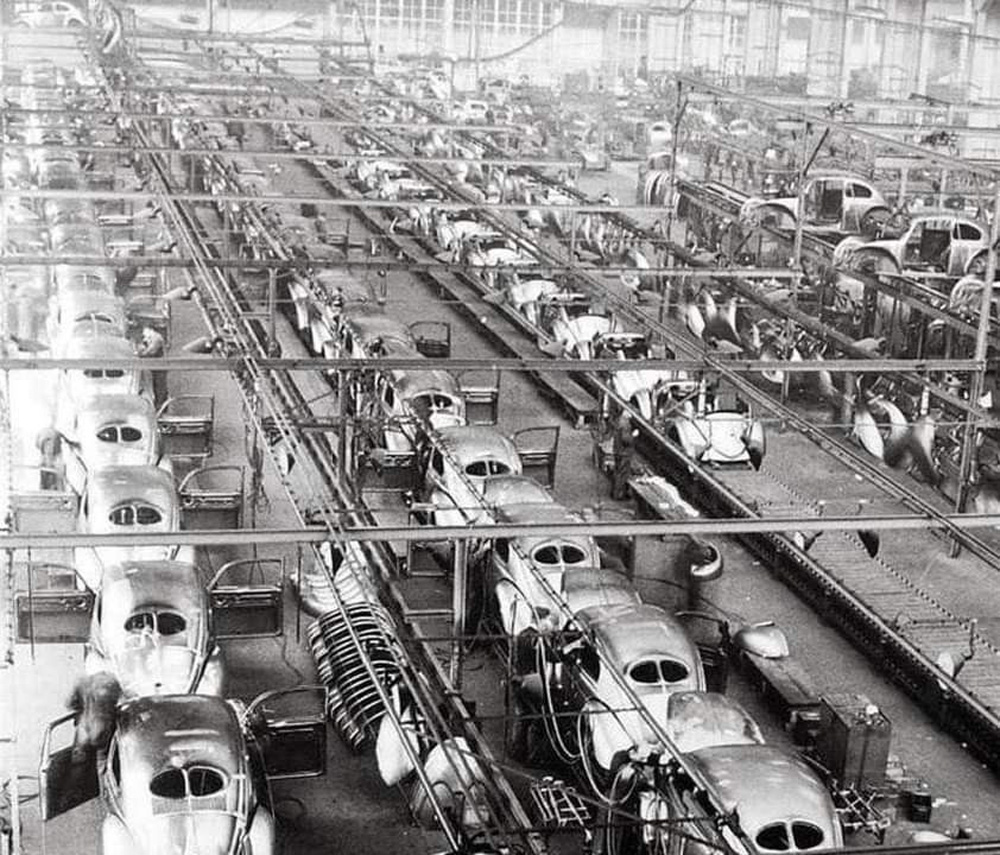 Notice the single row of Kabriolett bodies to 
        the right