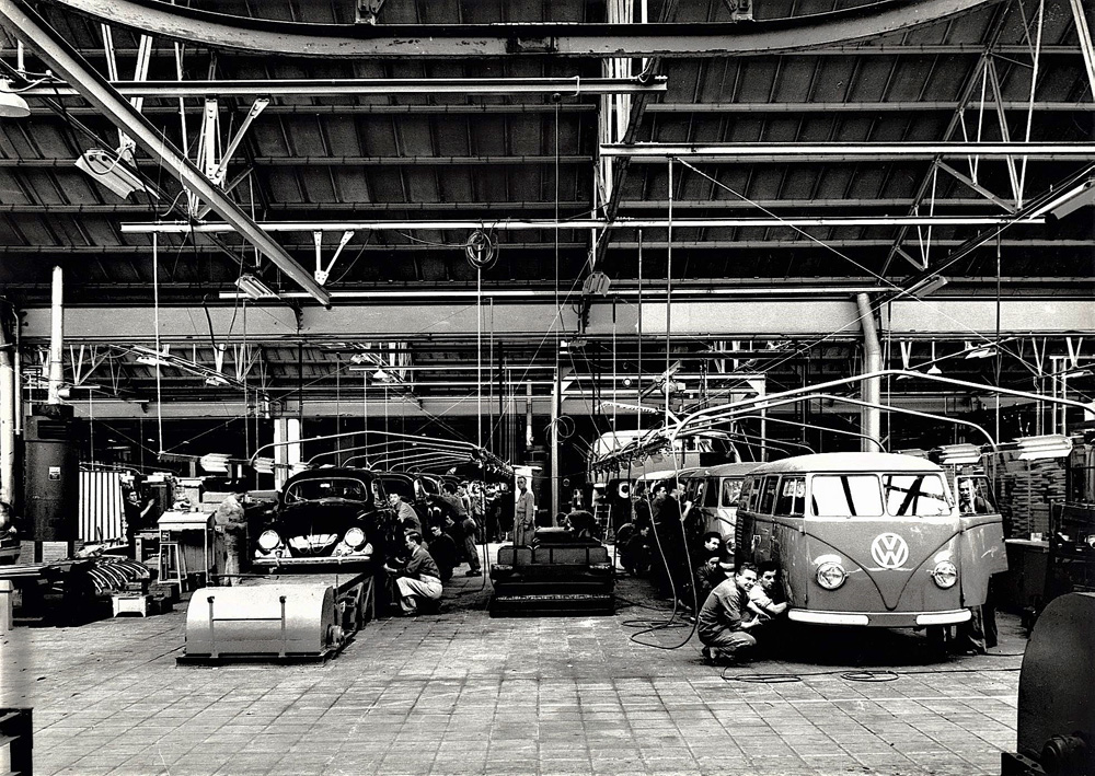 Type 1 and 2 final assembly lines in the mid-1950s at D'leteren in Brussels