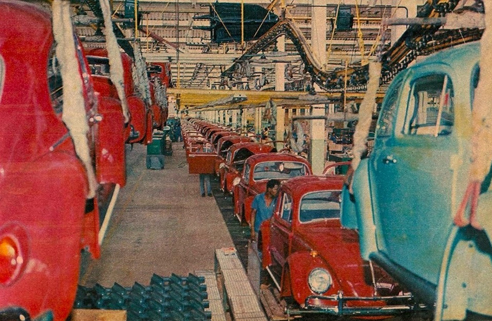 Fusca 
        assembly lines at the Anchieta plant of Volkswagen do Brasil