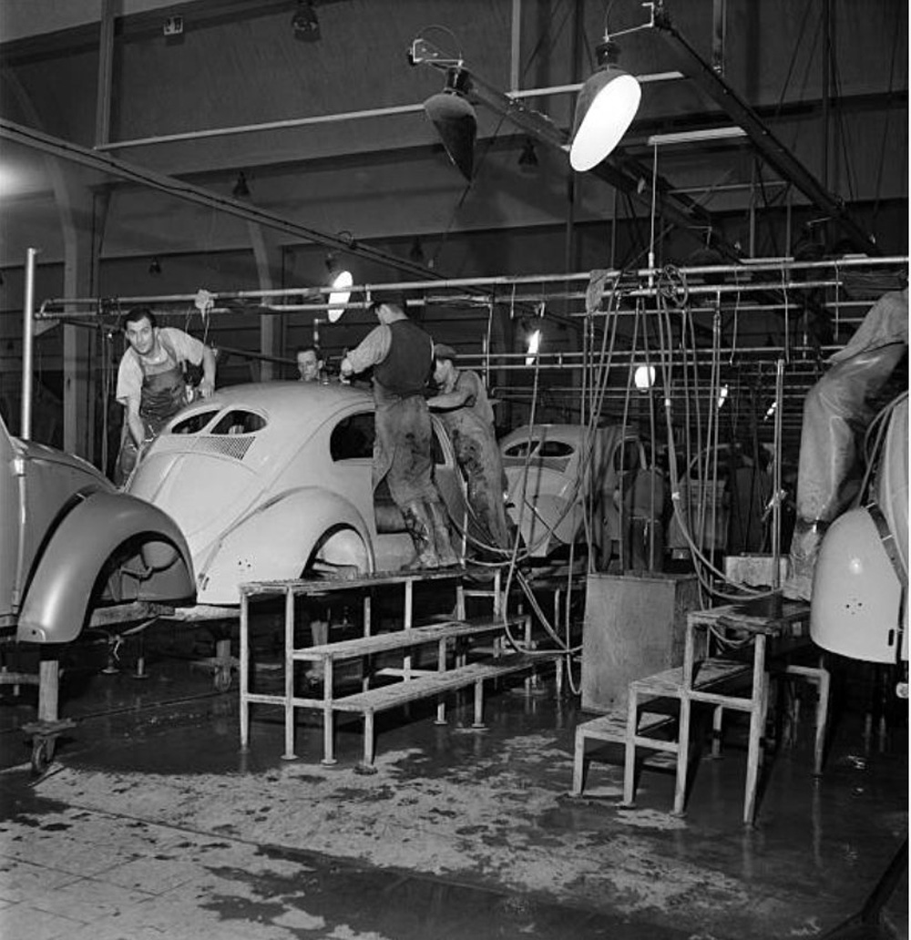 Wet 
        sanding of Beetle 'Zwitter' models at Wolfsburg