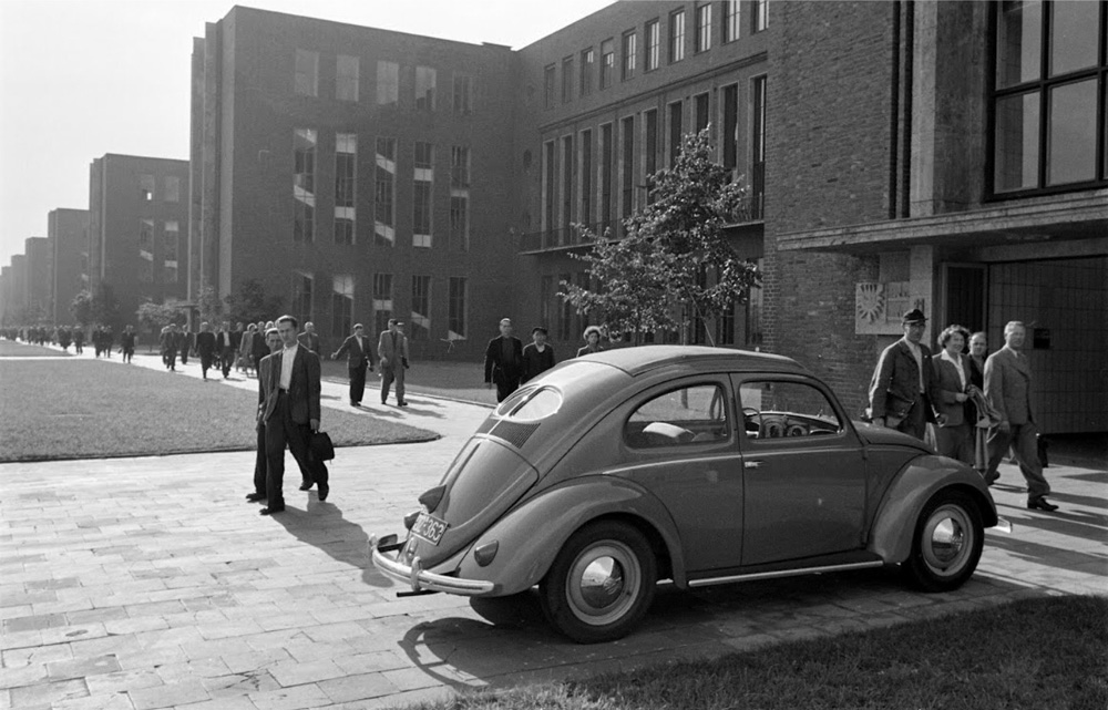 Volkswagen 
        employees make their way along S&uuml;dstra&szlig;e at the Wolfsburg plant