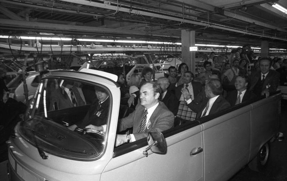 King 
        Hussein and Queen Nur Al-Hussein of Jordan were given a tour of Volkswagenwerk